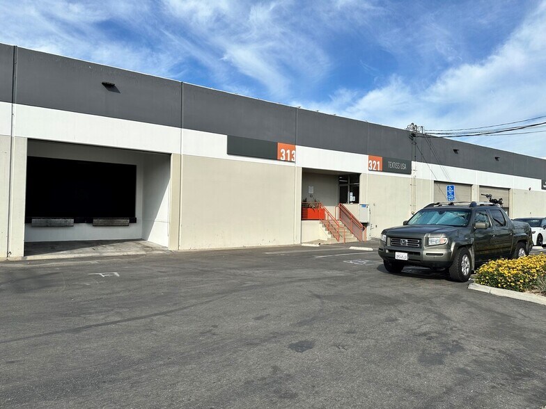 More Photos Of 301-445 N Figueroa St, Wilmington Warehouse For Lease