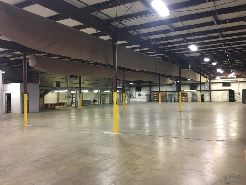 More Photos Of 380 Commerce Blvd, Athens Warehouse For Lease