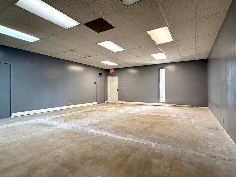 More Photos Of 1020 NW 1st Ct, Hallandale Beach Showroom For Lease