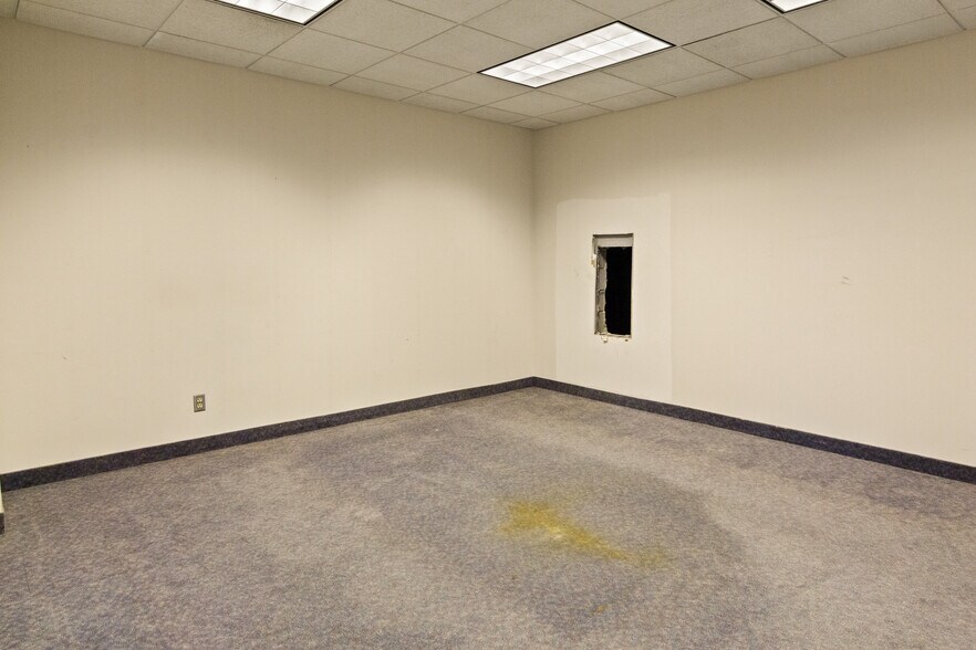 More Photos Of 17 1st Ave SW, Minot Bank For Sale