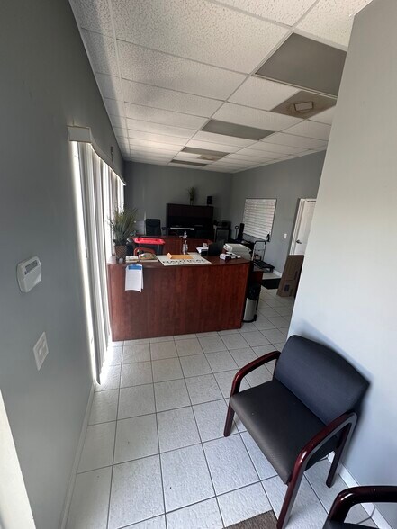 More Photos Of 4516 SE 16th Pl, Cape Coral Showroom For Lease