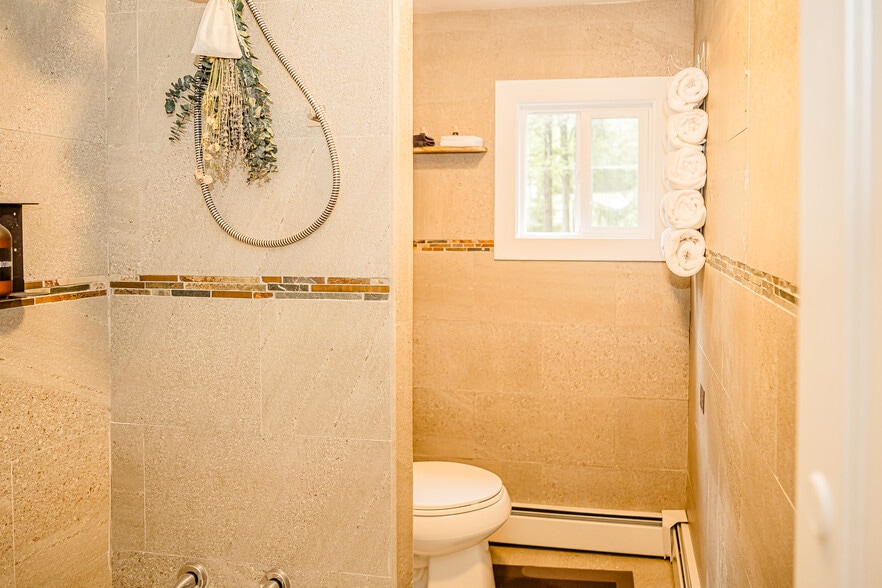 More Photos Of 2735 PA-390, Canadensis Hospitality For Sale