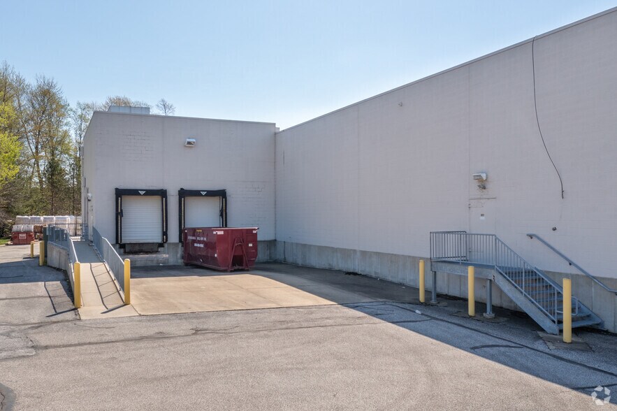 More Photos Of 6581-6603 N Ridge Rd, Madison Freestanding For Lease