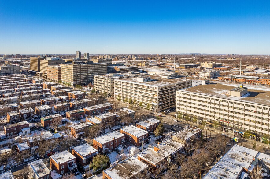 More Photos Of 111 Rue Chabanel O, Montréal Office For Lease