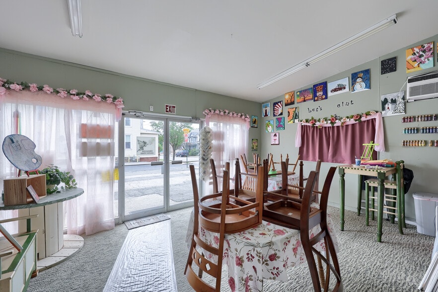 More Photos Of 157 E Broadway, Red Lion Restaurant For Sale