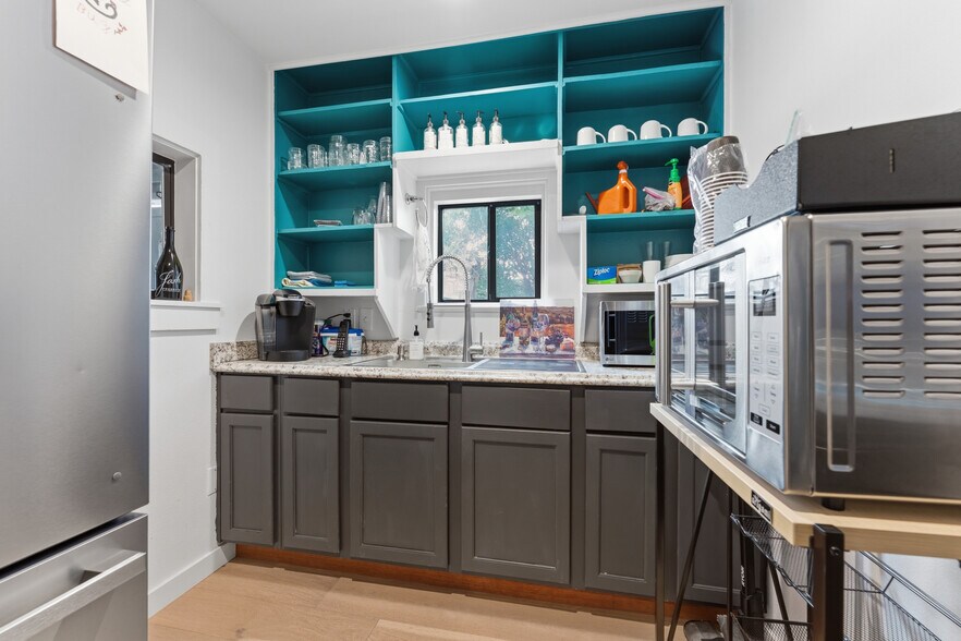 More Photos Of 310 Wimberley Sq, Wimberley Freestanding For Sale