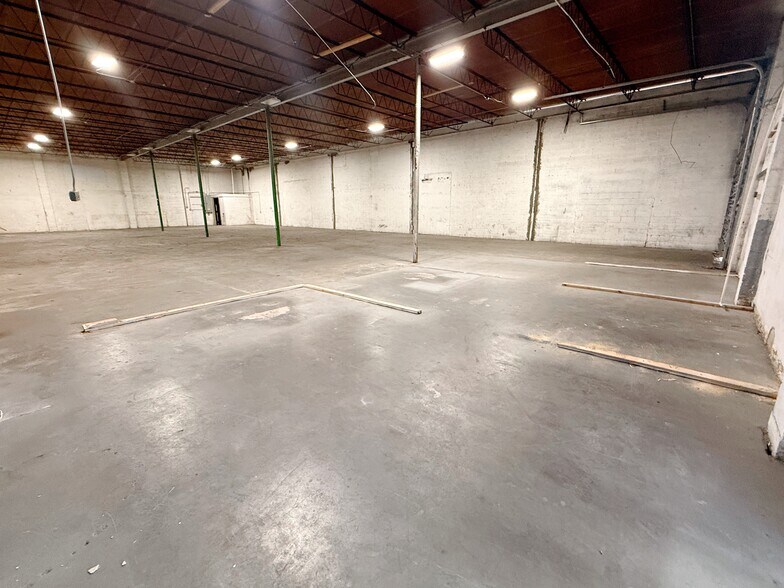 More Photos Of 3580 NW 54th St, Miami Warehouse For Lease
