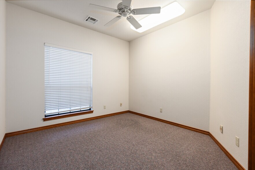 More Photos Of 625 Kennedy Ct, Belton Office For Sale