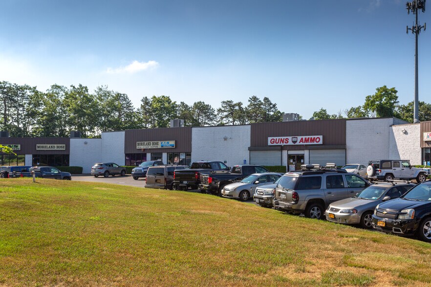 More Photos Of 4100-4134 Sunrise Hwy, Oakdale Warehouse For Lease