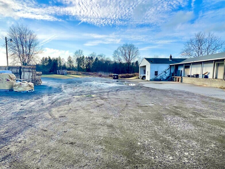 More Photos Of 2003 NY-82, Lagrangeville Showroom For Sale