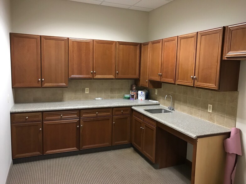 More Photos Of 3300 Eagle Run Dr NE, Grand Rapids Medical For Lease