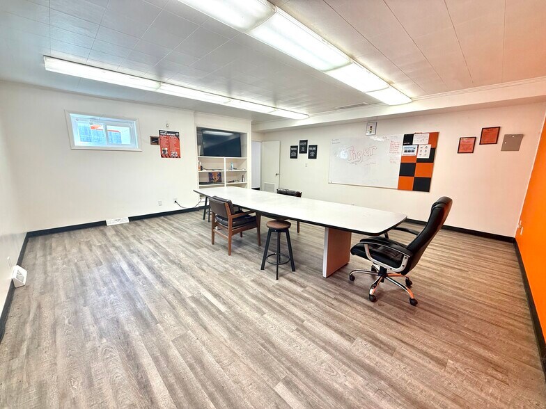 More Photos Of 707 N Lumber St, Bloomington Industrial For Sale