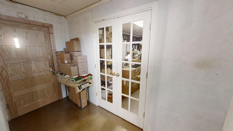 More Photos Of 17897 US-31, Vinemont General Retail For Sale
