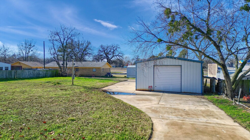 Primary Photo Of 302 N Main St, Collinsville Flex For Sale