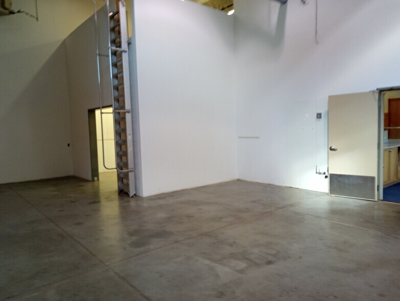 More Photos Of 12510 Fletcher Ln, Rogers Light Manufacturing For Lease