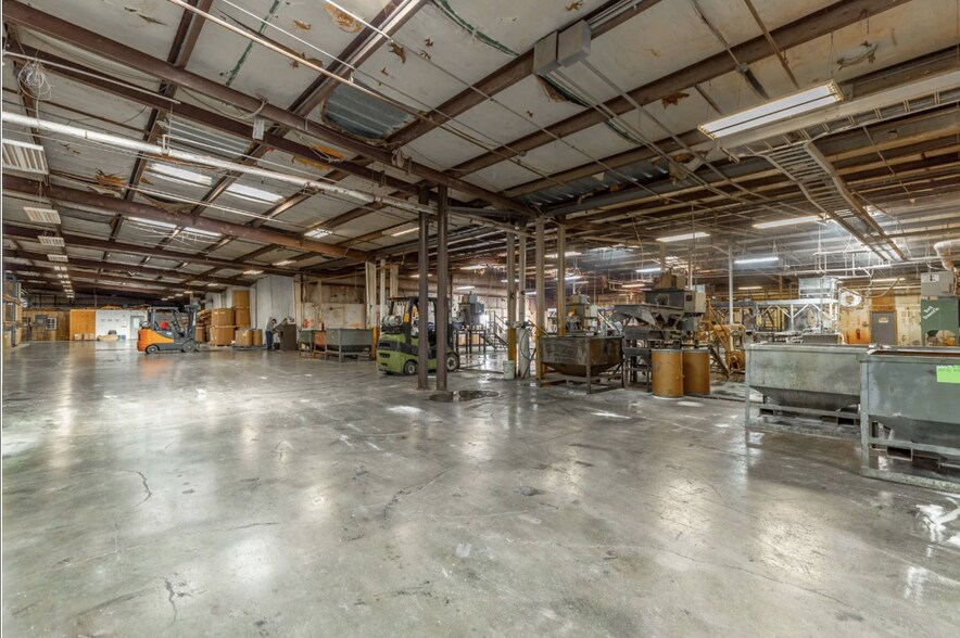 More Photos Of 1129 S Chattanooga St, LaFayette Warehouse For Sale