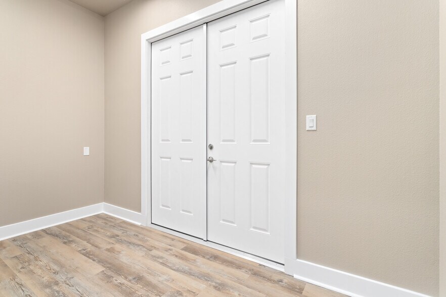 More Photos Of 1750 Cardinal dr, Beaumont Flex For Sale
