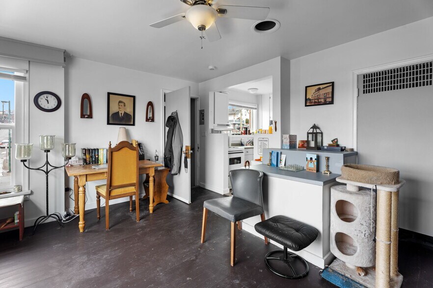 More Photos Of 33017 1st Av, Mission Flex For Sale