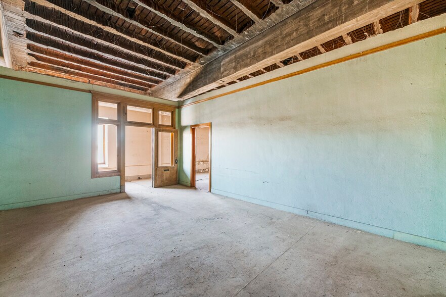 More Photos Of 502 S Main St, Rock Springs General Retail For Sale