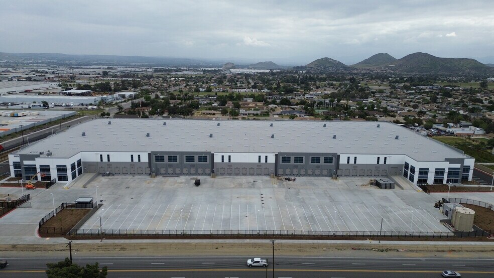 More Photos Of 19275 Slover Ave, Bloomington Warehouse For Lease