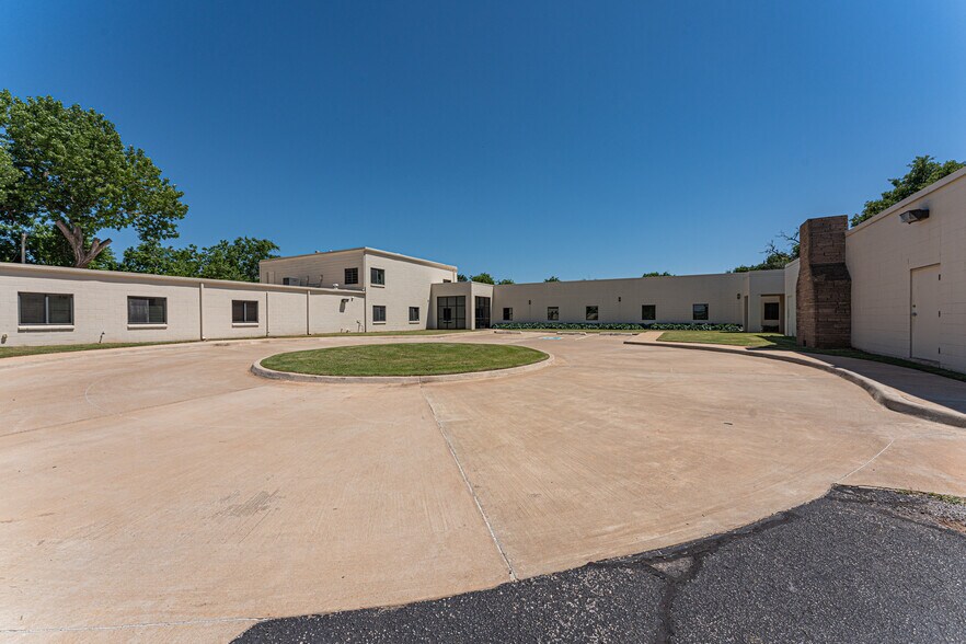 More Photos Of 1900 NE 36th St, Oklahoma City Office For Sale