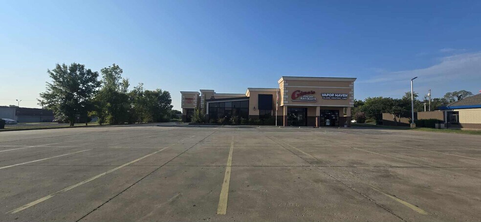 More Photos Of 139 W Shawnee St, Muskogee Storefront For Lease