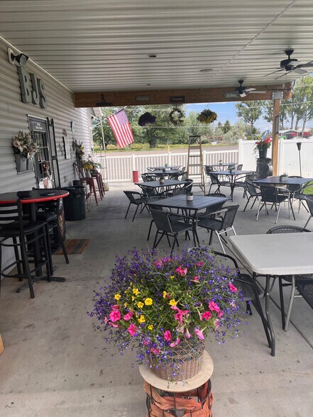 More Photos Of 523 E 5th N, Burley Bar For Sale