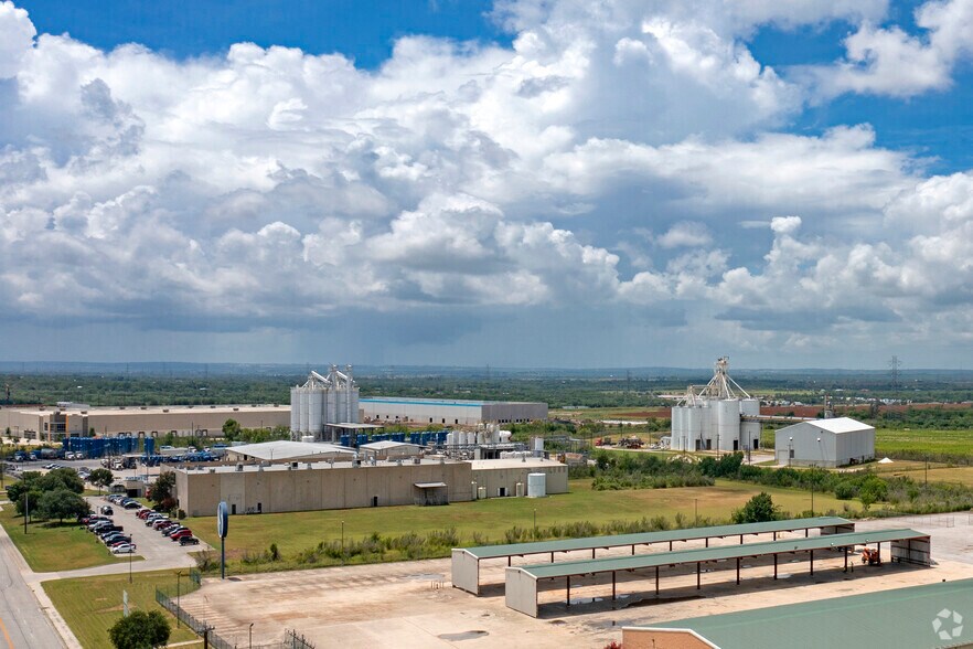 More Photos Of 10939 Fischer Rd, Von Ormy Warehouse For Lease