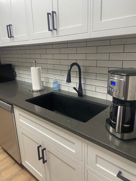 More Photos Of 6240 W 135th St, Overland Park Office Residential For Lease