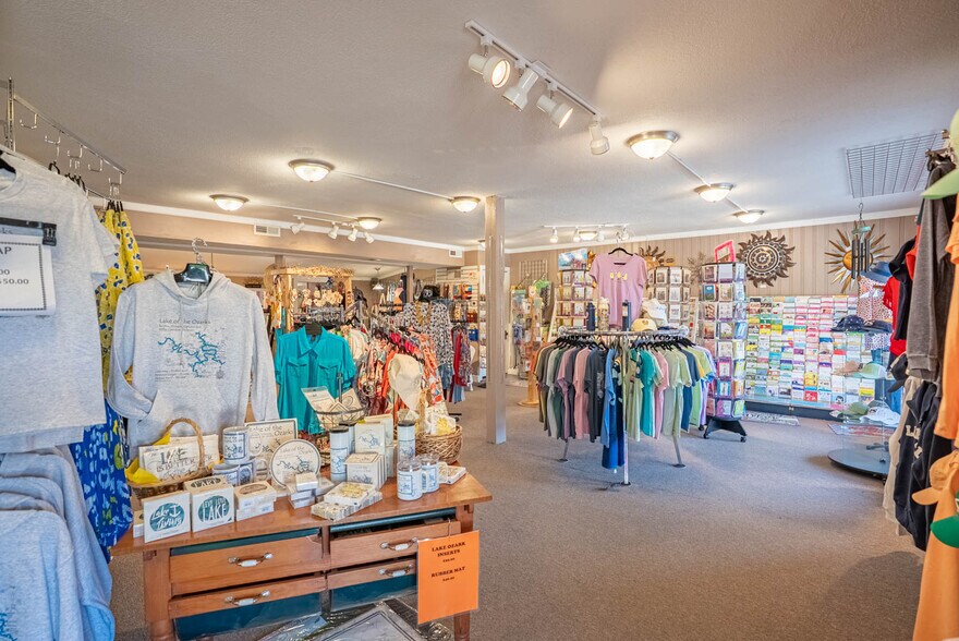 More Photos Of 8 Sunset Hills Ct, Sunrise Beach Storefront For Sale