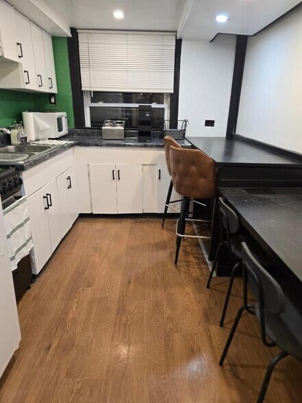 More Photos Of 838-840 W Grand Ave, Chicago Storefront Retail Residential For Lease