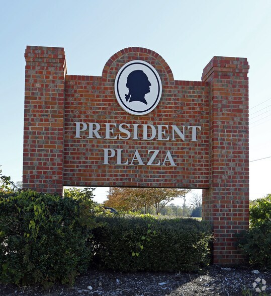 More Photos Of 424-460 E President Ave, Tupelo Flex For Lease