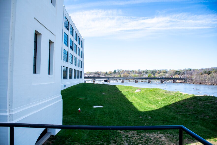 More Photos Of 420 Memorial Dr, Danville General Retail For Lease