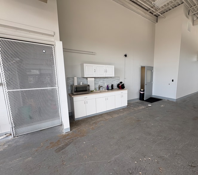 More Photos Of 5513 N Oxford St, Indianapolis Service For Lease