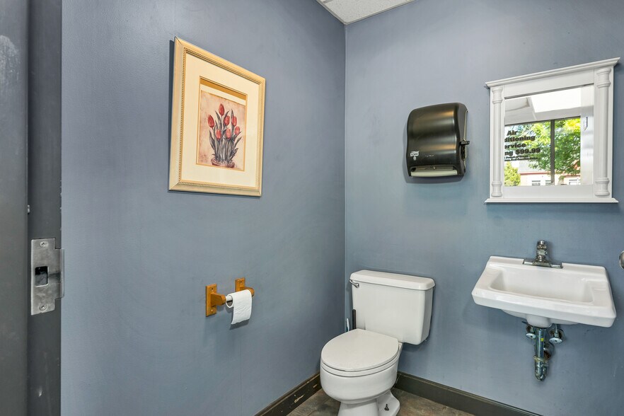 More Photos Of 386 Daniel Webster Hwy, Merrimack Auto Repair For Sale