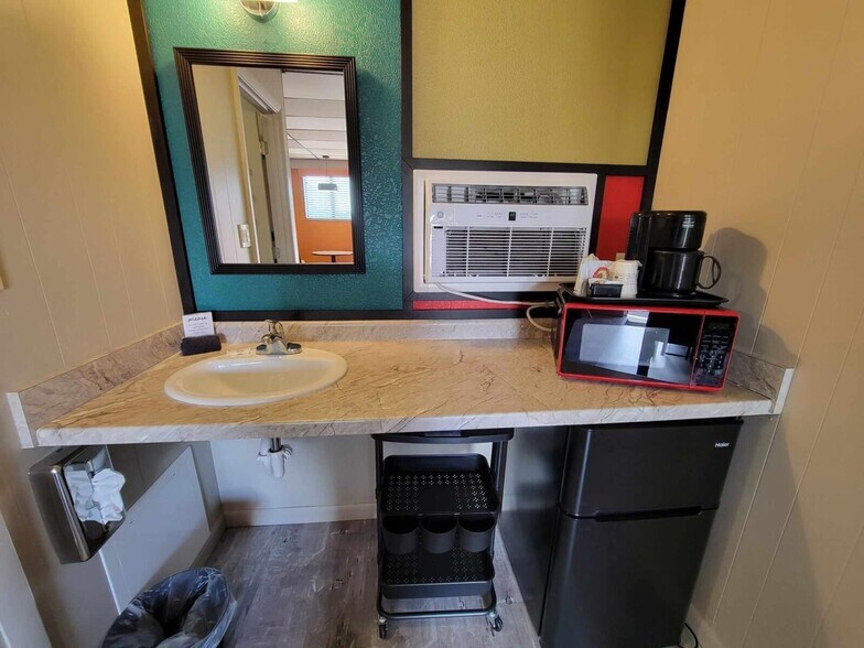 More Photos Of 1313 W Cherry St, Vermillion Hotel For Sale