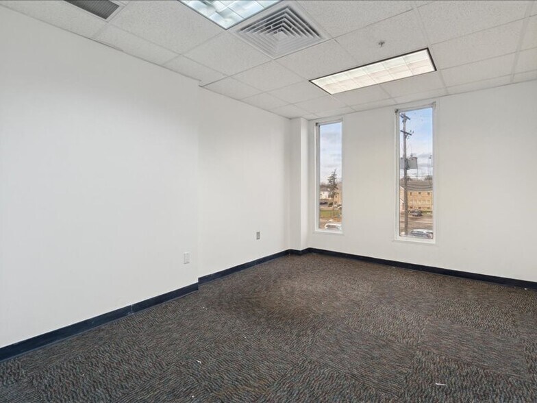 More Photos Of 1100 W Saginaw St, Lansing Medical For Sale