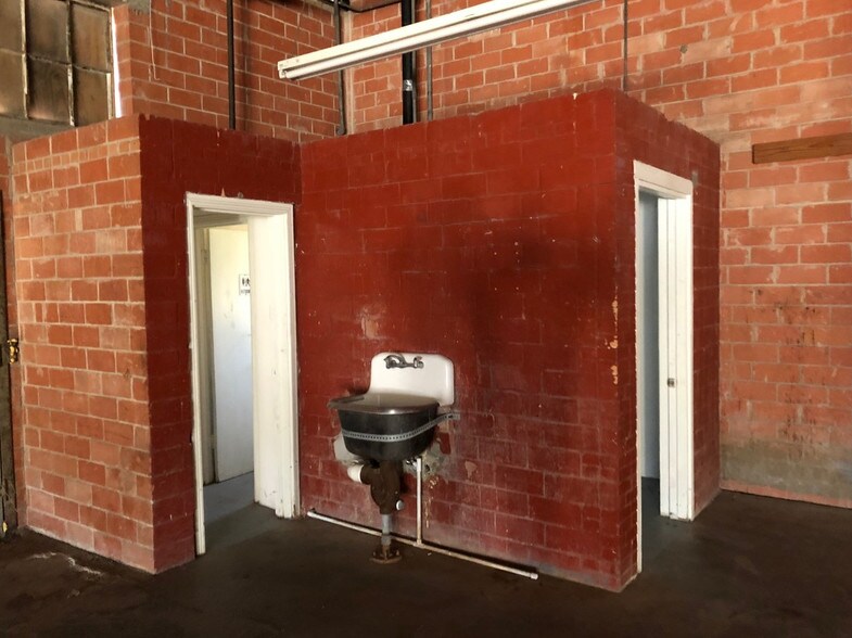 More Photos Of 270 N Sam Houston Blvd, San Benito Light Manufacturing For Lease