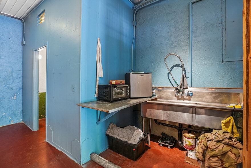 More Photos Of 1114 SE Clay St, Portland Freestanding For Sale