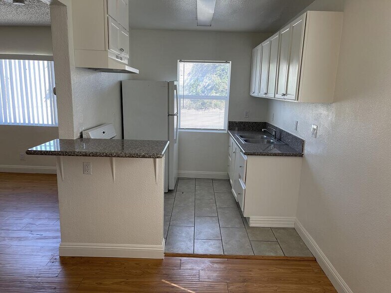 More Photos Of 426-428 W 77th St, Los Angeles Apartments For Sale