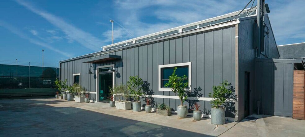 More Photos Of 2435-2449 N Naomi St, Burbank Loft Creative Space For Lease