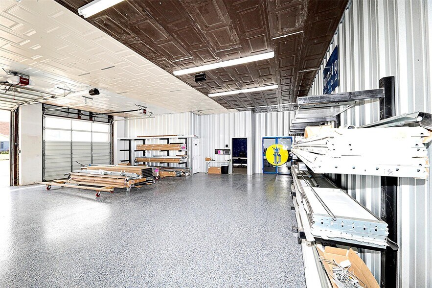 More Photos Of 406 W Wise St, Bowie Industrial For Sale