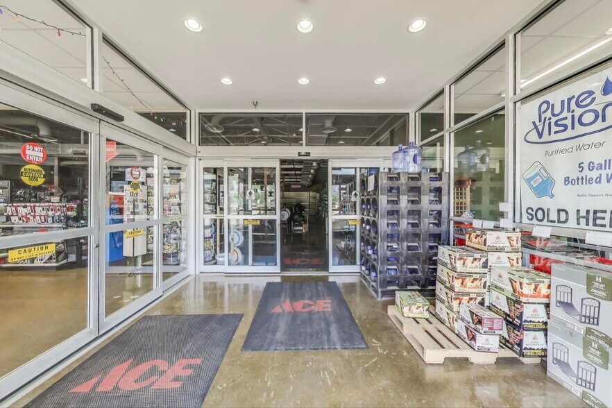 More Photos Of 675 W Golf Rd, Hoffman Estates Storefront For Lease