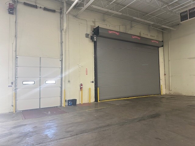 More Photos Of 734 W Carrier Pky, Grand Prairie Warehouse For Lease