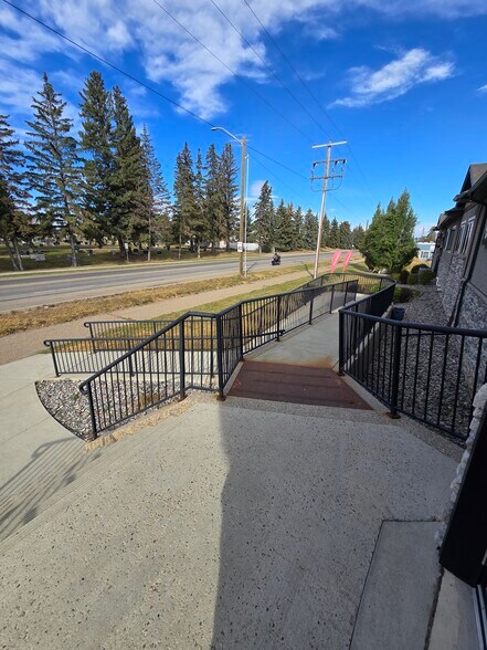 More Photos Of 110 Pelican Pl, Sylvan Lake Office For Sale