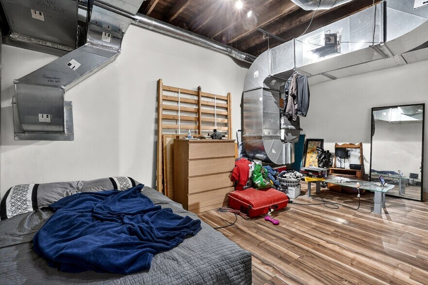 More Photos Of 1231-1233 Av Greene, Westmount Freestanding For Sale