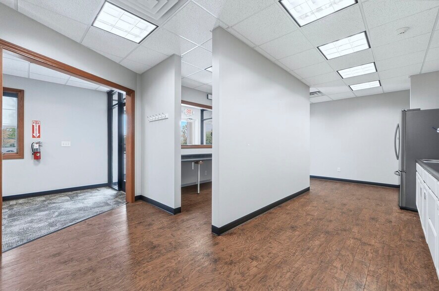 More Photos Of 2150 N Pointe Dr, Warsaw Office For Lease