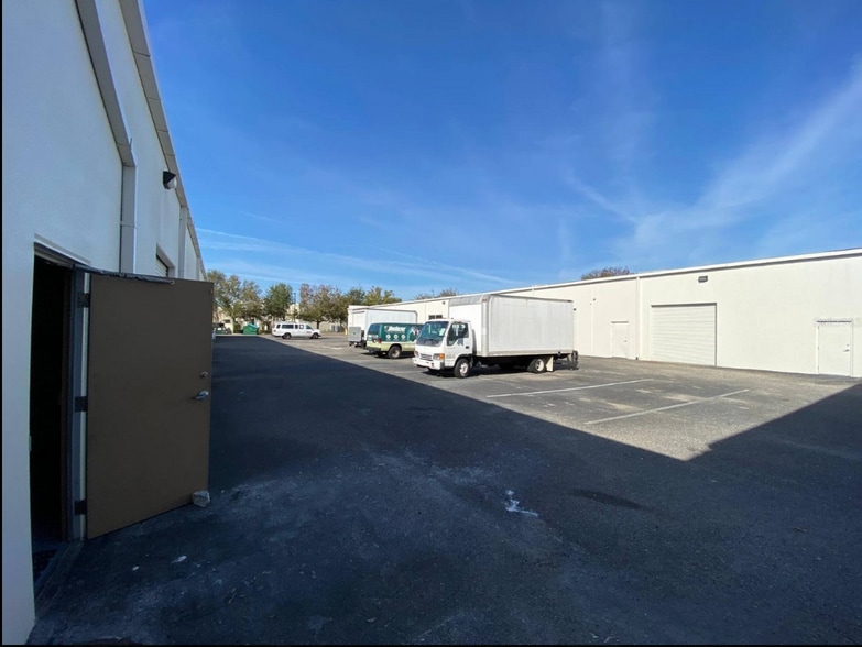 More Photos Of 8810 Commodity Cir, Orlando Showroom For Lease