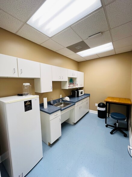 More Photos Of 172 Linden Dr, Winchester Office For Sale