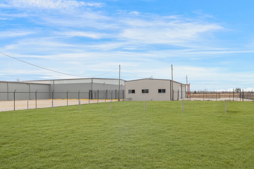 More Photos Of 403 W Admiral Doyle Dr, New Iberia Distribution For Lease